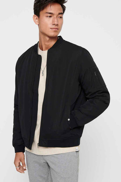 Zwarte jas van ONLY & SONS®, met een rits en een zak op de mouw.