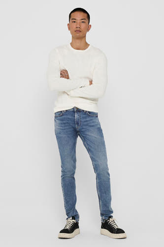Blauwe slim fit jeans van ONLY & SONS, gecombineerd met een wit shirt en zwarte schoenen.