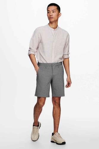 Veste grise d'ONLY & SONS, à boutons et portée avec un chemisier bleu clair et des chaussures crème.