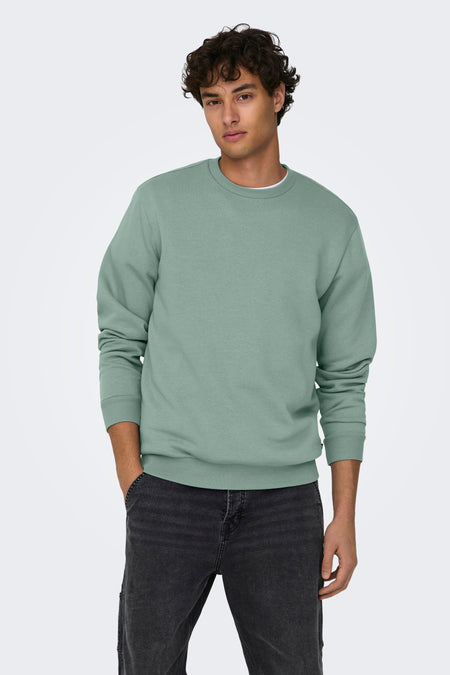 Groene sweater met ronde hals van ONLY & SONS, gedragen door een man met donkere spijkerbroek.