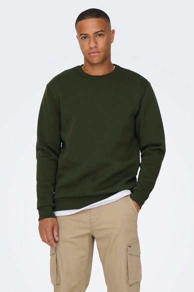 Groene sweater met ronde hals van ONLY & SONS®, gedragen met een wit shirt en beige cargobroek.
