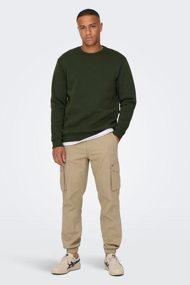 Groene sweater van ONLY & SONS, gedragen met een wit T-shirt en beige cargo broek.