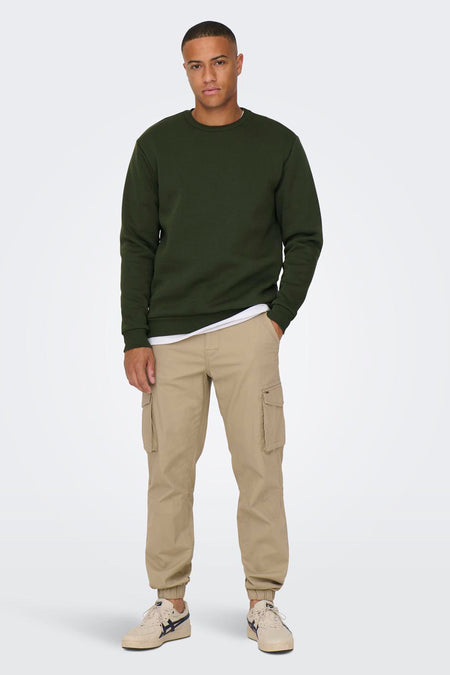 Groene sweater van ONLY & SONS, gedragen met een wit T-shirt en beige cargo broek.