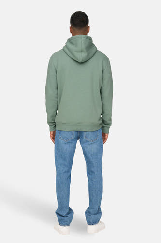 Pull-over vert de ONLY & SONS® avec capuche, vu de dos, associé à des jeans bleus et des baskets blanches.