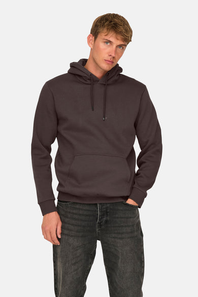Bruine sweater met kap van ONLY & SONS®, gedragen met een donkere jeans.