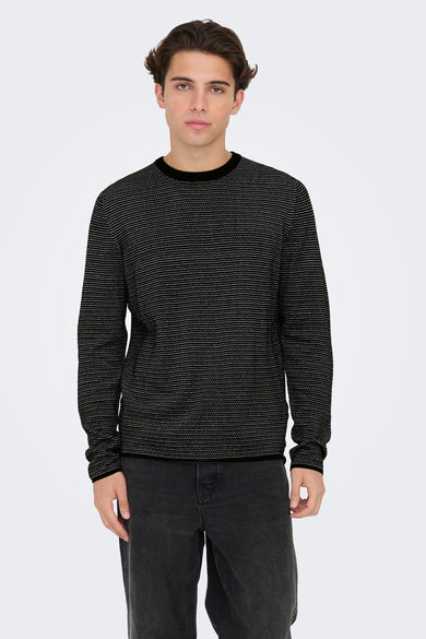 Pull noir à col rond avec un fin motif à pois blancs de ONLY & SONS®, porté par un mannequin dans une photo lifestyle