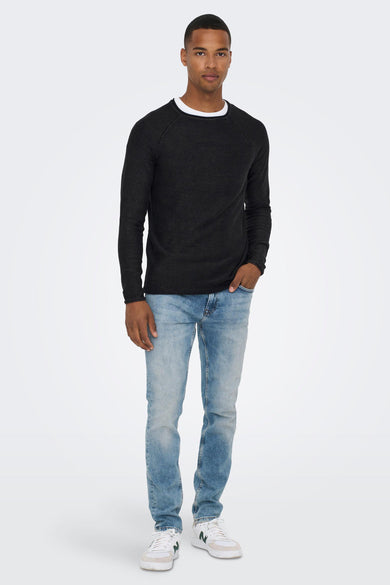 Lichtblauwe slim-fit jeans van ONLY & SONS®, met gewassen denimtextuur, gedragen met zwart shirt en witte sneakers, front view.