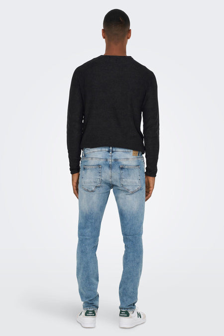 Lichtblauwe slim-fit jeans van ONLY & SONS®, achterzijde met vervaagde denim, klassieke zakken en strakke pasvorm