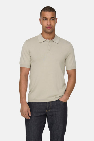 Beige trui van ONLY & SONS, gedragen met donkere jeans, met een casual pasvorm.

