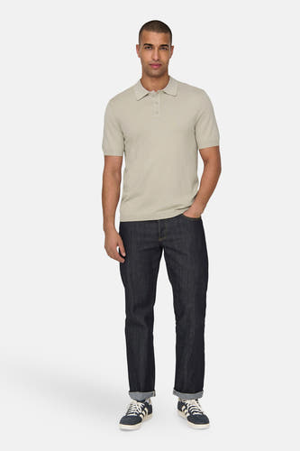 Pull-over beige ONLY & SONS, avec des manches courtes et une fermeture à boutons, porté avec des jeans foncés.