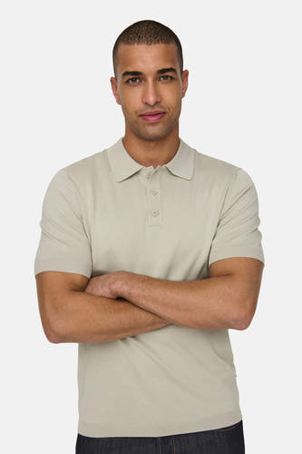 Beige trui van ONLY & SONS, met korte mouwen en knoopsluiting, gedragen met donkere jeans.