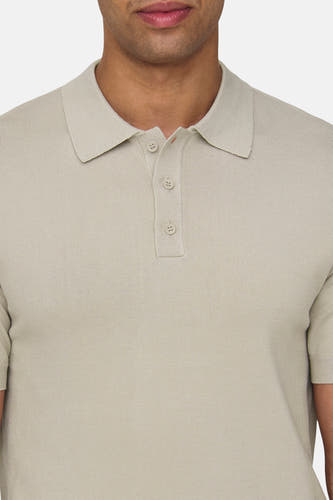 Beige trui van ONLY & SONS®, met een gebreide textuur, korte mouwen en een polokraag met knopen.
