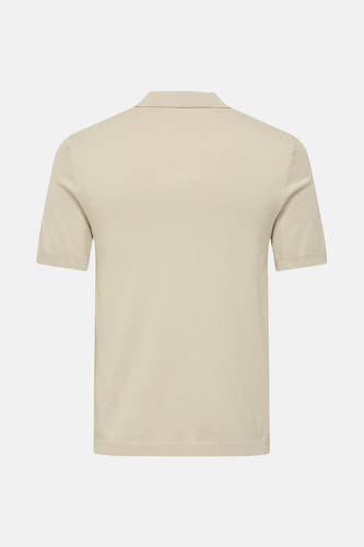 Beige trui van ONLY & SONS®, met korte mouwen en een klassieke polokraag op een effen achtergrond.