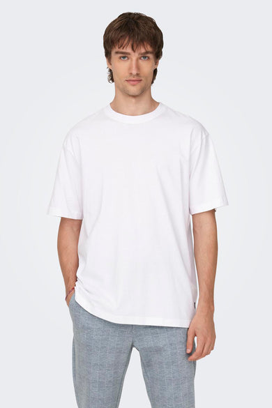 T-shirt blanc d'ONLY & SONS, avec des manches courtes et une coupe décontractée, associé à un pantalon large.