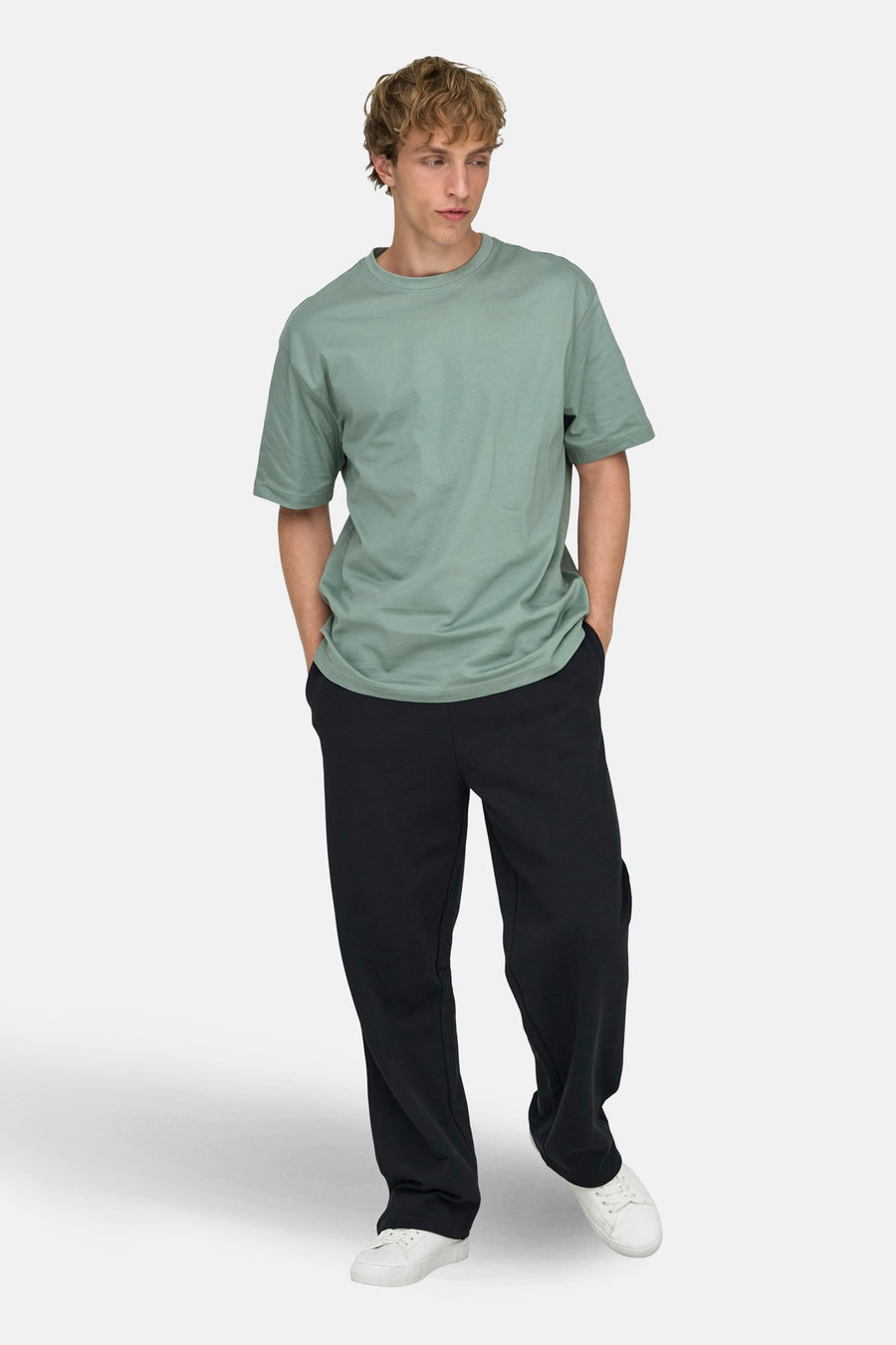 T-shirt vert d'ONLY & SONS®, couleur unie avec encolure ronde, coupe décontractée et manches courtes.