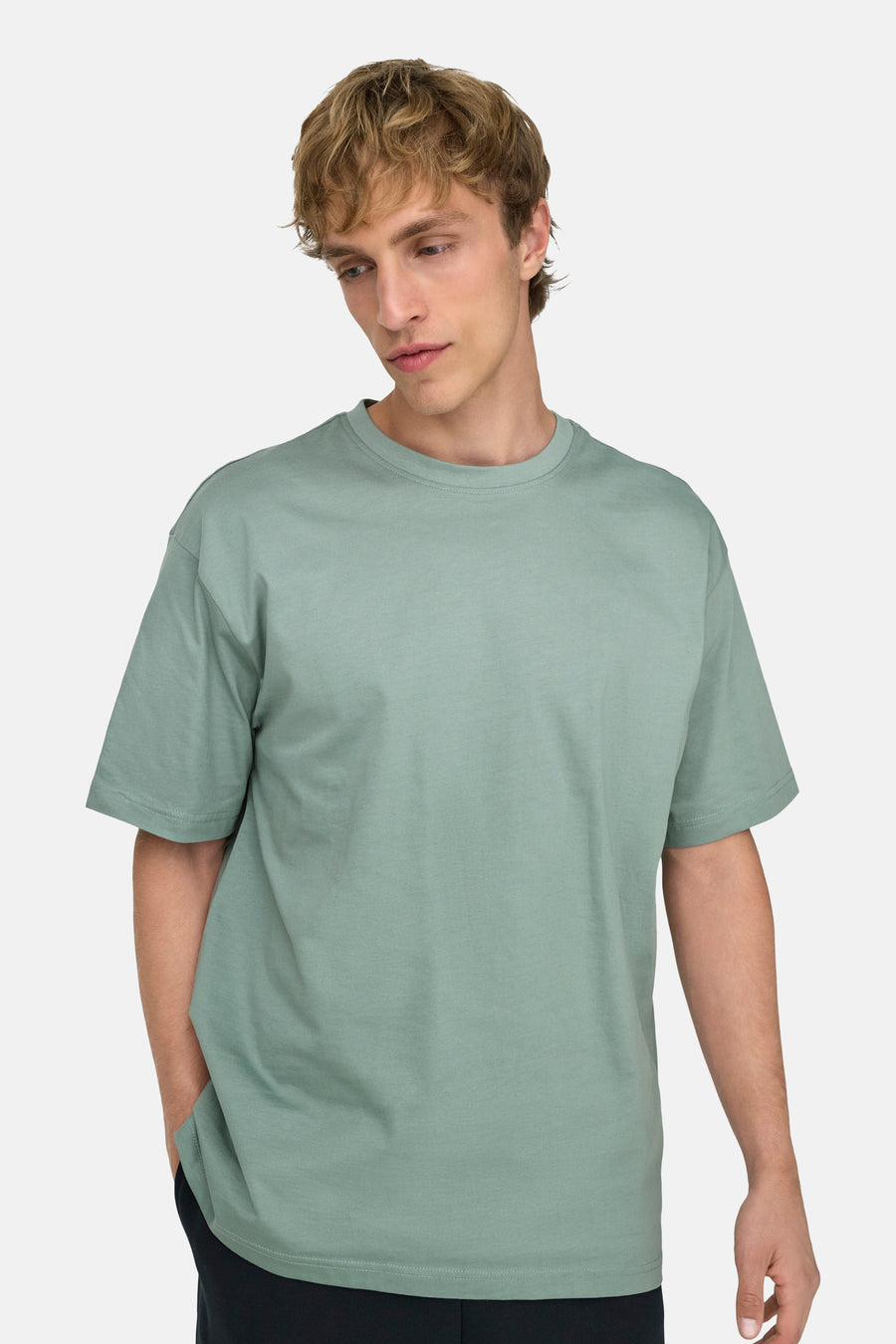 T-shirt vert de ONLY & SONS®, porté par un homme avec une main dans sa poche.