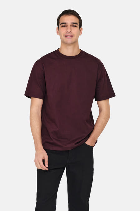 Bordeaux T-shirt met korte mouwen van ONLY & SONS®, gedragen met zwarte broek.
