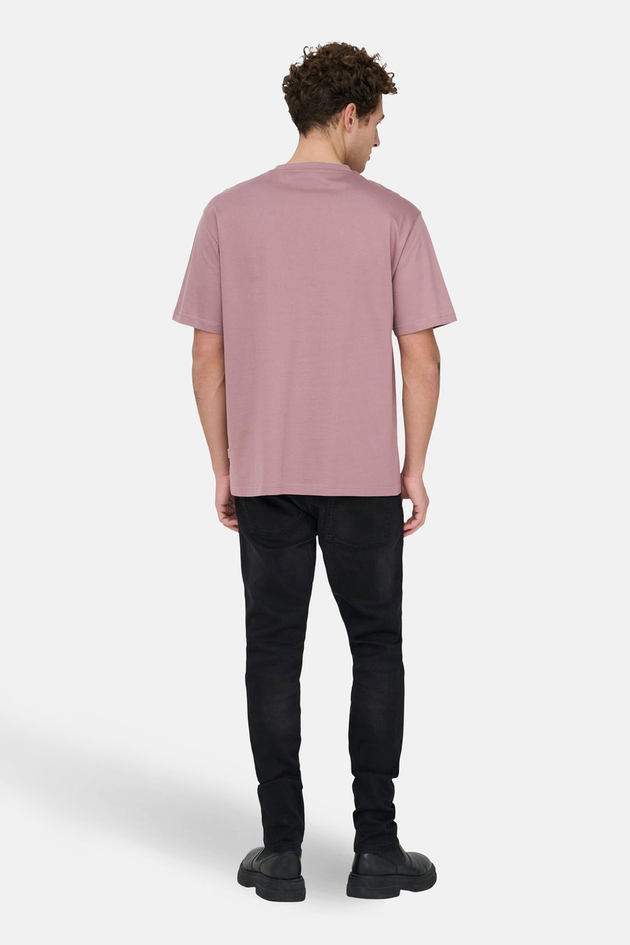T-shirt rose à manches courtes d'ONLY & SONS, vu de dos, associé à des jeans noirs et des chaussures noires.