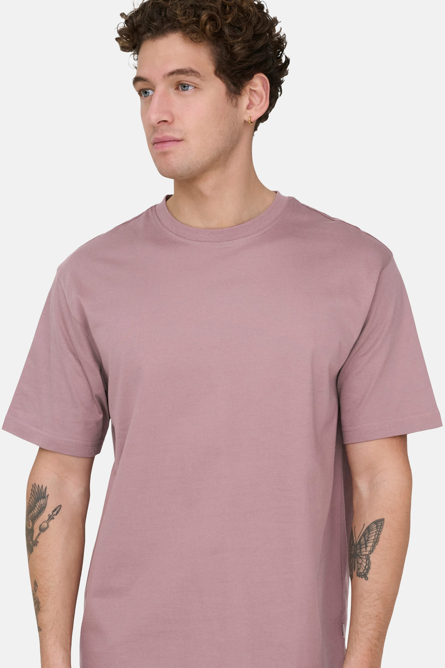 T-shirt rose à manches courtes de ONLY & SONS, avec des tatouages sur les bras.