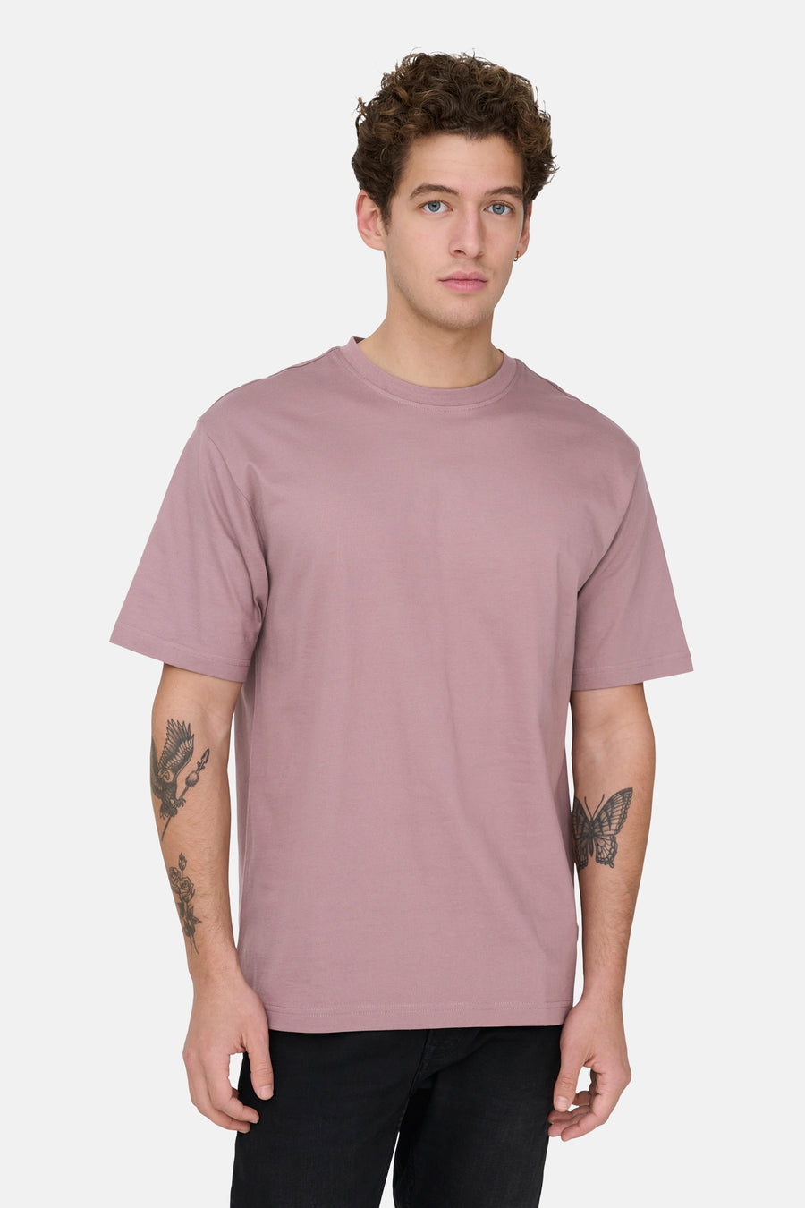 T-shirt rose à manches courtes de ONLY & SONS, avec des tatouages sur les bras.
