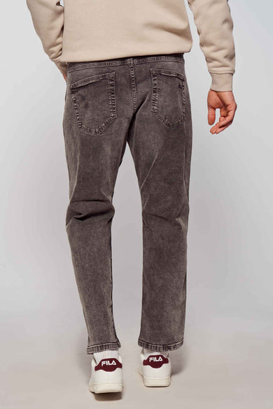 Tapered jeans van ONLY & SONS in donkergrijs denim, gezien van achteren, gecombineerd met witte sokken en sneakers.
