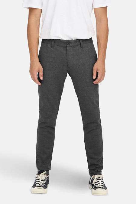 Grijze broek van ONLY & SONS®, met een effen design, gecombineerd met een wit T-shirt en zwarte sneakers.
