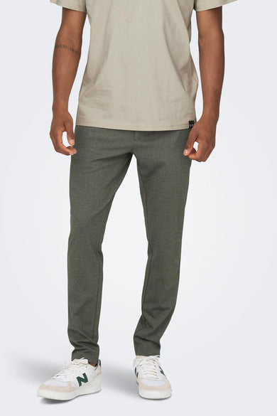 Bruine broek van ONLY & SONS, met een subtiele textuur, gecombineerd met een beige shirt en witte sneakers.