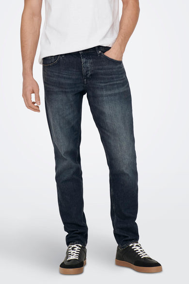 Tapered jeans van donkergrijs denim van ONLY & SONS, met een subtiele wassing en zwarte leren sneakers.
