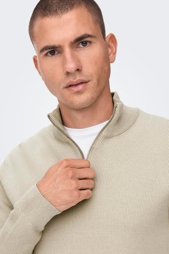 Ecru trui met rolkraag van ONLY & SONS®, close-up, met een rits en een witte t-shirt eronder.
