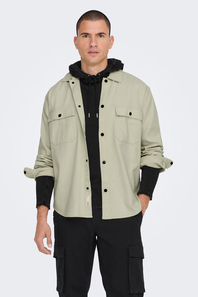 Chemise grise à longues manches d'ONLY & SONS, avec un hoodie noir et un pantalon cargo noir.