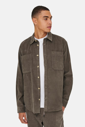 Bruin hemd van ONLY & SONS®, met lange mouwen, borstzakken en een witte t-shirt eronder.
