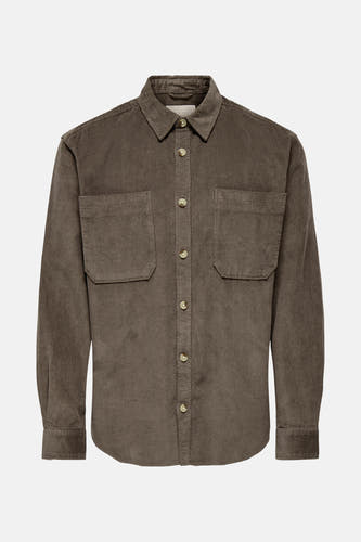 Bruin corduroy hemd van ONLY & SONS® met lange mouwen en twee borstzakken, dichtgeknoopt in het midden.