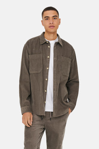 Bruin overhemd van ONLY & SONS, met lange mouwen en zakken op de borst, gedragen over een wit T-shirt.