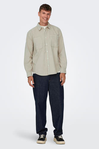 Grijs hemd van ONLY & SONS, met lange mouwen, knoopsluiting en twee borstzakken.

