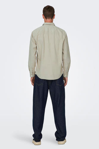 Grijs herenoverhemd van ONLY & SONS®, getoond van achteren, gecombineerd met donkere jeans.