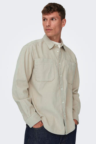 Grijs herenoverhemd van ONLY & SONS®, met lange mouwen, knoopsluiting en borstzakken, gedragen over een wit T-shirt en donkere jeans.
