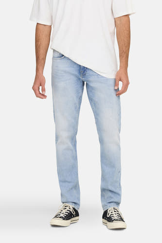 Lichtblauwe straight jeans van ONLY & SONS, met een subtiele denim textuur en styling met een wit T-shirt en zwarte sneakers.
