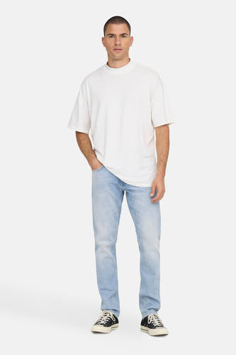 Lichtblauwe straight jeans van ONLY & SONS, gedragen met een wit T-shirt en zwarte sneakers.