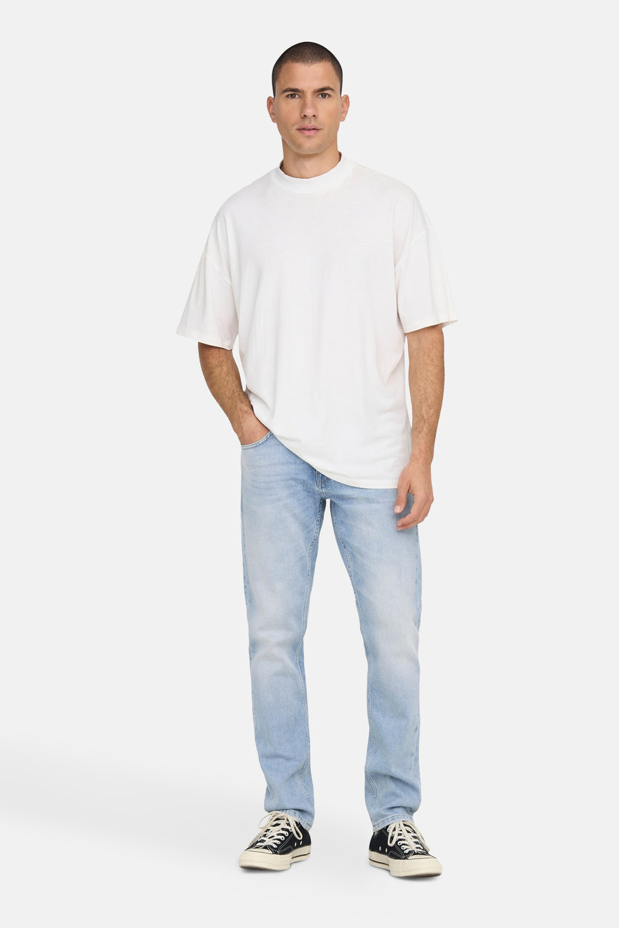 Lichtblauwe straight jeans van ONLY & SONS, gedragen met een wit T-shirt en zwarte sneakers.