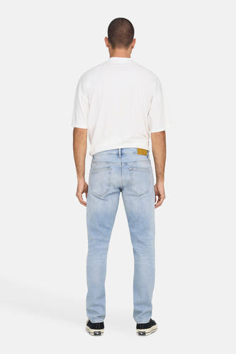 Lichtblauwe straight jeans van ONLY & SONS, met achterzakken en een bruin leren label.