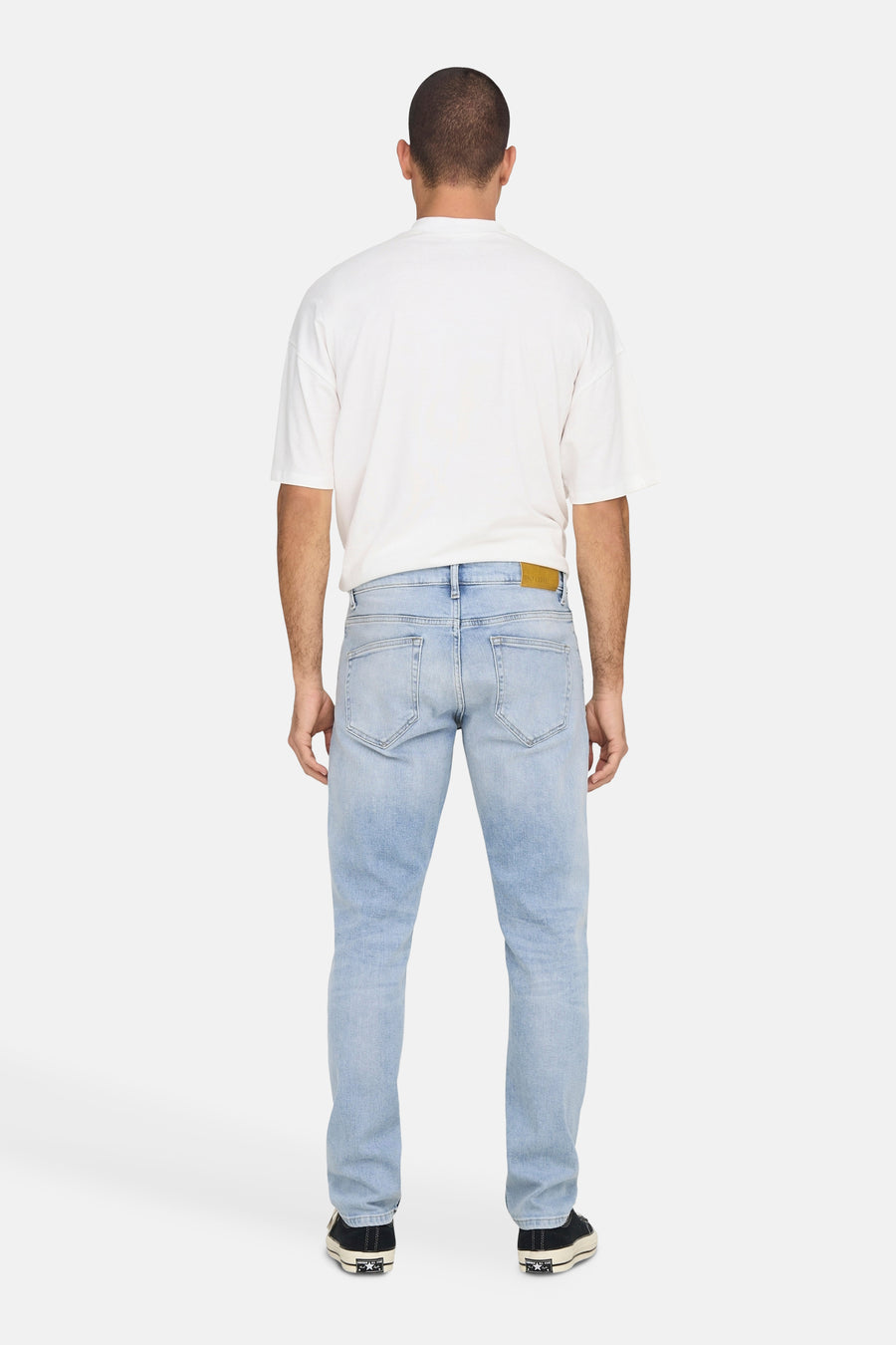 Lichtblauwe straight jeans van ONLY & SONS, met achterzakken en een bruin leren label.