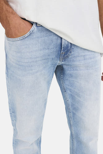 Lichtblauwe straight jeans van ONLY & SONS® met subtiele wassing en hand in de zak.
