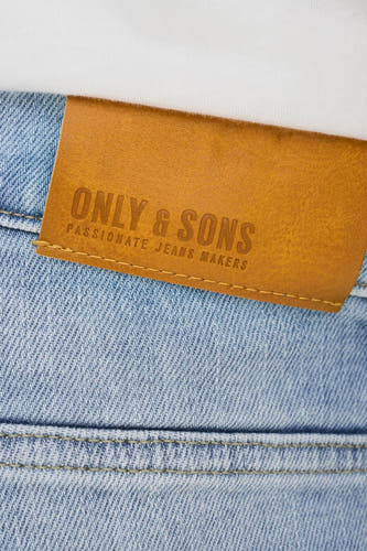 Lichtblauwe denim straight jeans van ONLY & SONS, met een bruin leren merklabel en stiksels op de achterzak.
