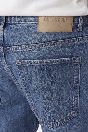 Jean en denim bleu de ONLY & SONS avec poche arrière et étiquette de marque.