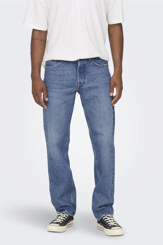 Jean bleu délavé d'ONLY & SONS, porté avec un T-shirt blanc et des baskets noires.