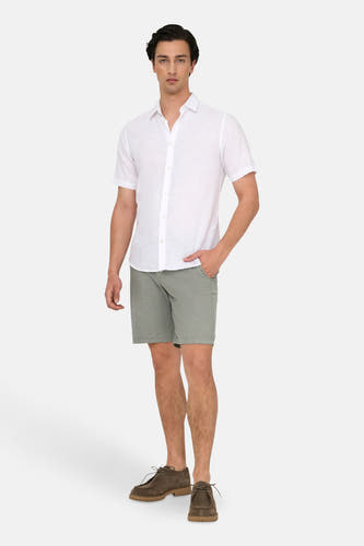 Grijze short van ONLY & SONS®, gecombineerd met een wit overhemd en bruine schoenen.