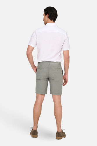 Grijze short van ONLY & SONS, achterkantweergave, gecombineerd met een wit overhemd en bruine veterschoenen.
