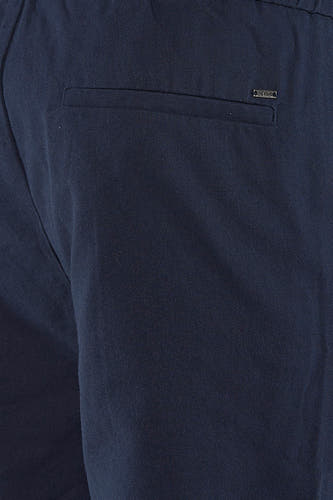 Short bleu ONLY & SONS® en tissu texturé, avec poche passepoilée et étiquette de marque métallique.