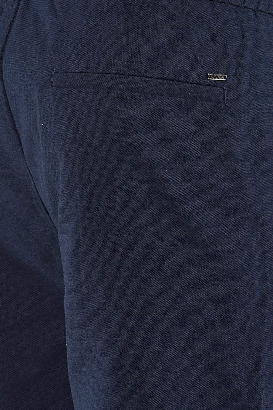 Short bleu ONLY & SONS® en tissu texturé, avec poche passepoilée et étiquette de marque métallique.