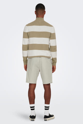 Grijze short van ONLY & SONS, gecombineerd met een gestreepte trui, witte sokken met zwarte strepen en zwarte sneakers.